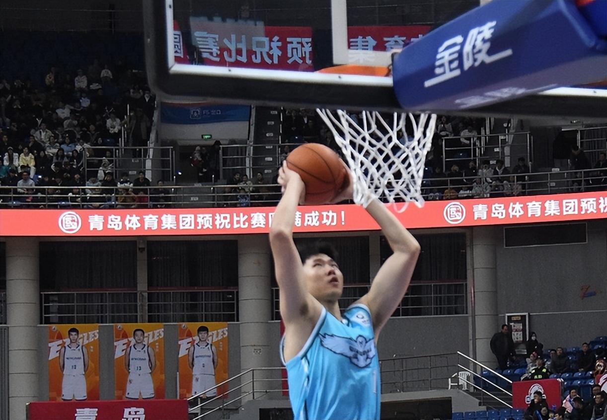 天天盈球APP-7分险胜！青岛男篮力克广州 首发齐上双+米奇两双 郭艾伦空砍25分
